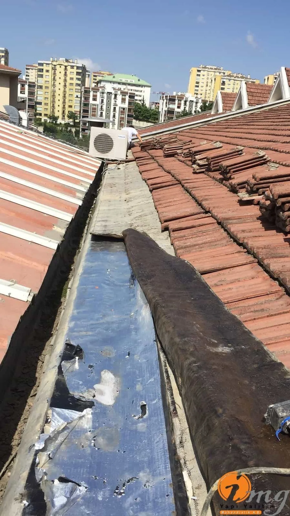 Başakşehir Çınar Koleji Çatı Kiremit Aktarması ve Su Yalıtımı — fotoğraf 2