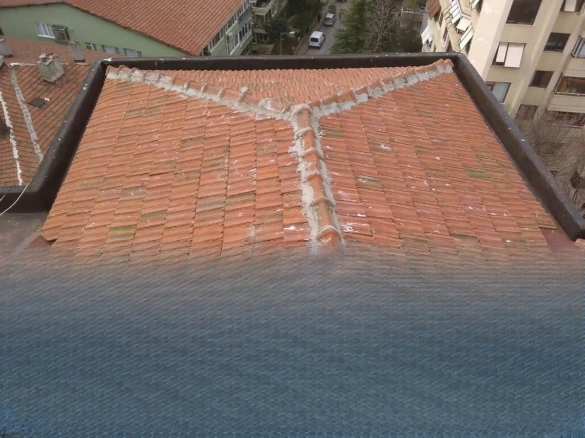 Göztepe Otmarsavcı Apt. Kiremit Aktarma Su Yalıtımı — fotoğraf 2